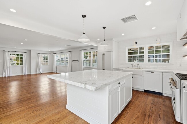 Building Photo - MISSION BAY 4-BED/3-BATH - 3 MIN WALK TO BAY