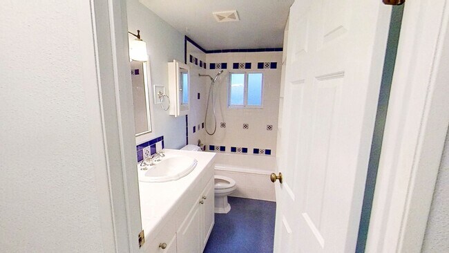 Building Photo - Beautiful Home with 4 Bedrooms and 2 Bathrooms Available in September!