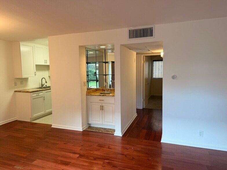 Building Photo - 970 Palm Avenue