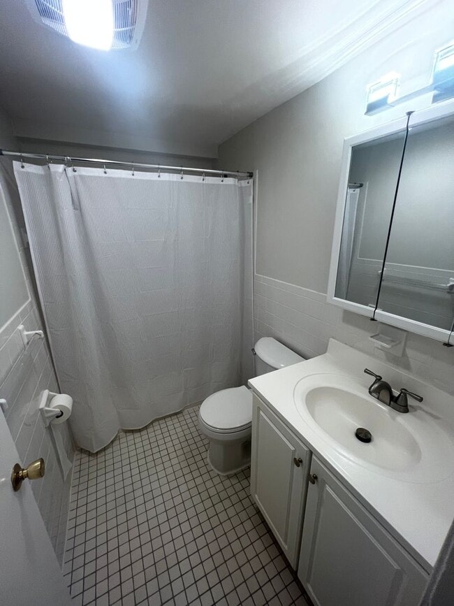 Building Photo - GARDEN LEVEL CONDO: 2 BED/1 BATH: Birchwoo...