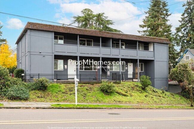 Building Photo - 714 9th St