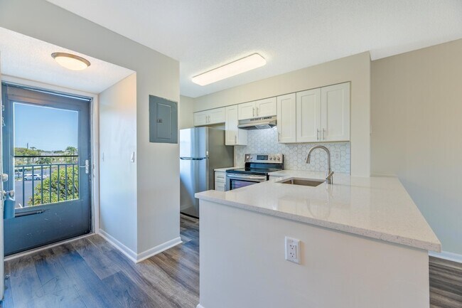 Building Photo - 2226 N Cypress Bend Dr