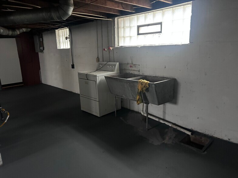 Building Photo - 9501 Rosewood Ave