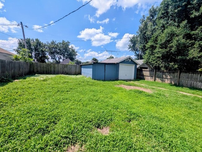Building Photo - Remodeled 2-Bedroom, 1 Bath Home with Spacious Living Areas & Off-Street Parking