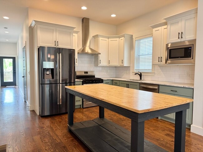 Building Photo - Amazing Location - 3 Bed, 2.5 Bath w/ Vaulted Ceilings and Covered Deck