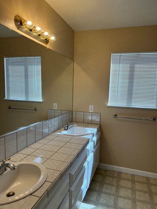 Building Photo - Apple Valley Desert Knolls