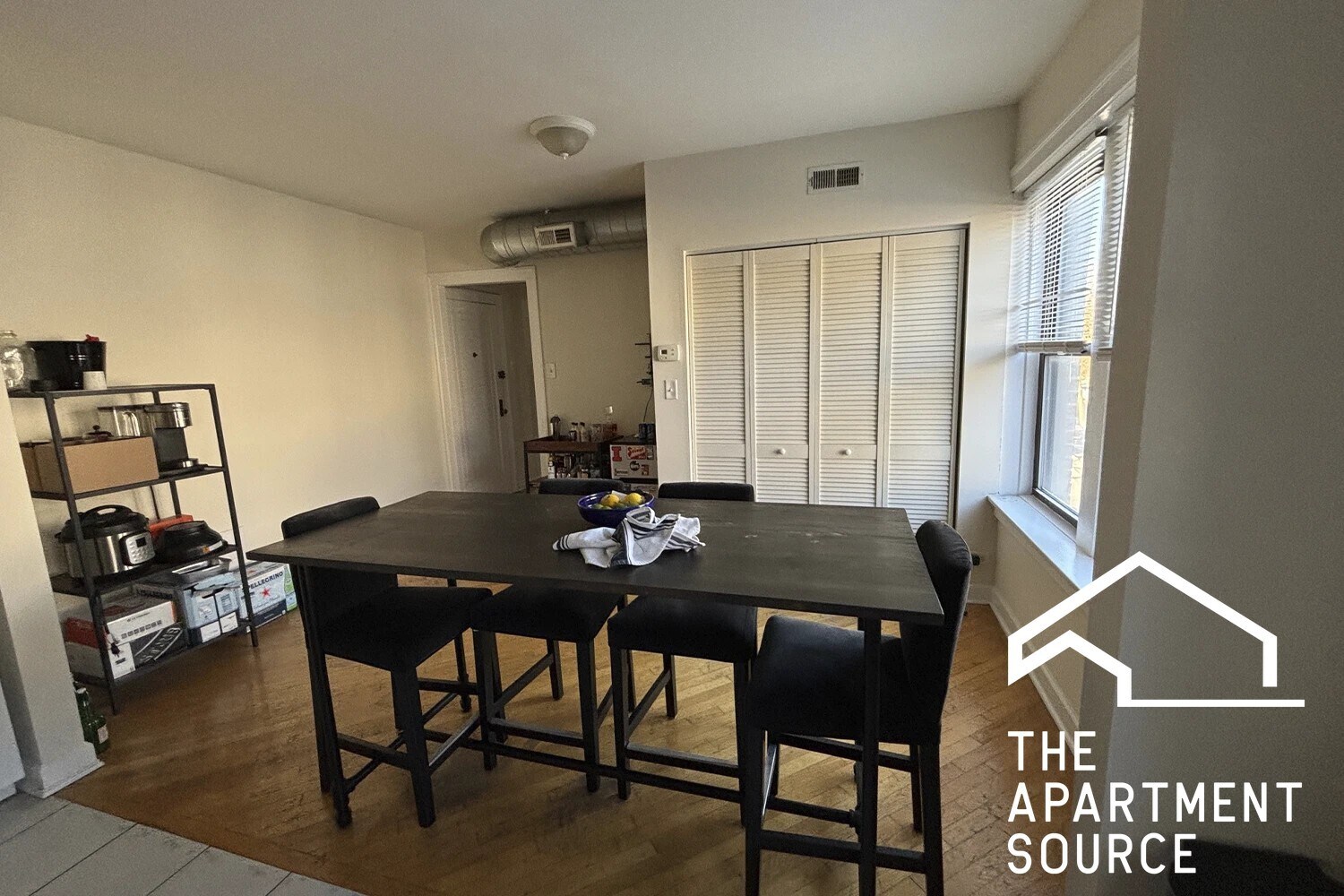 Building Photo - 3325 N Lakewood Ave