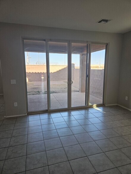 Building Photo - 646 W Calle Espadero