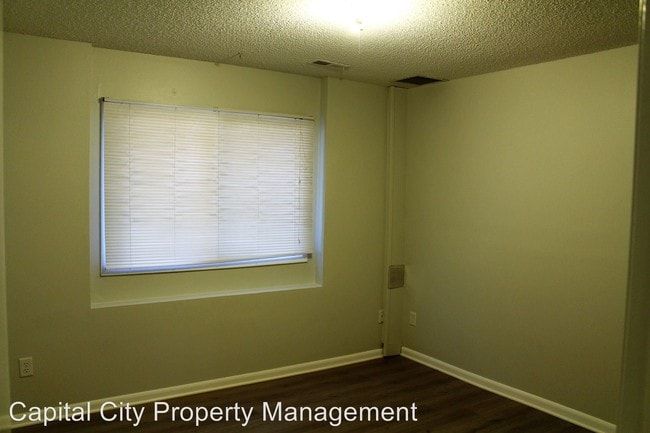 Building Photo - 3 br, 2 bath House - 6750 School St Unit 201