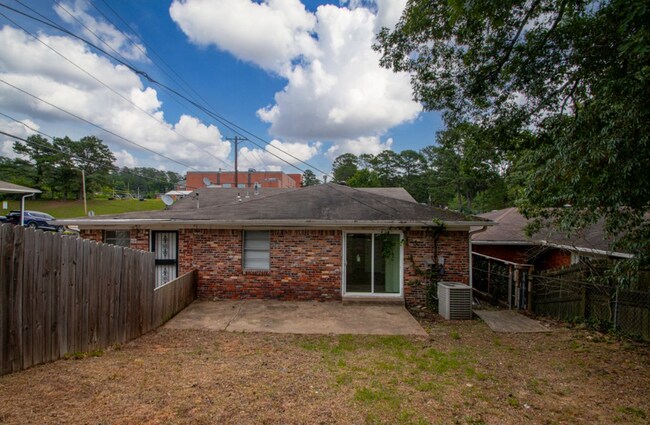 Building Photo - Midtown Living with Modern Conveniences – Prime Little Rock Location!
