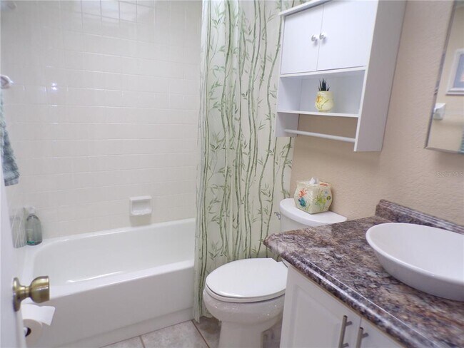 Building Photo - 4016 Oakview Dr