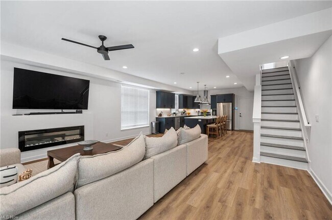 Building Photo - Modern and Luxurious 3 Bedrooms / 2.5 Bathrooms