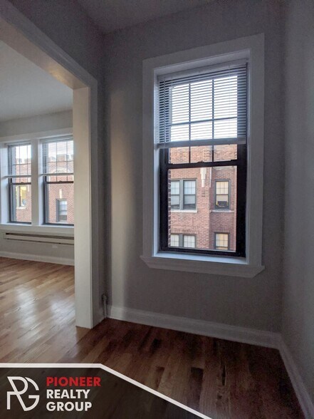 Building Photo - 4409 N Wolcott Ave