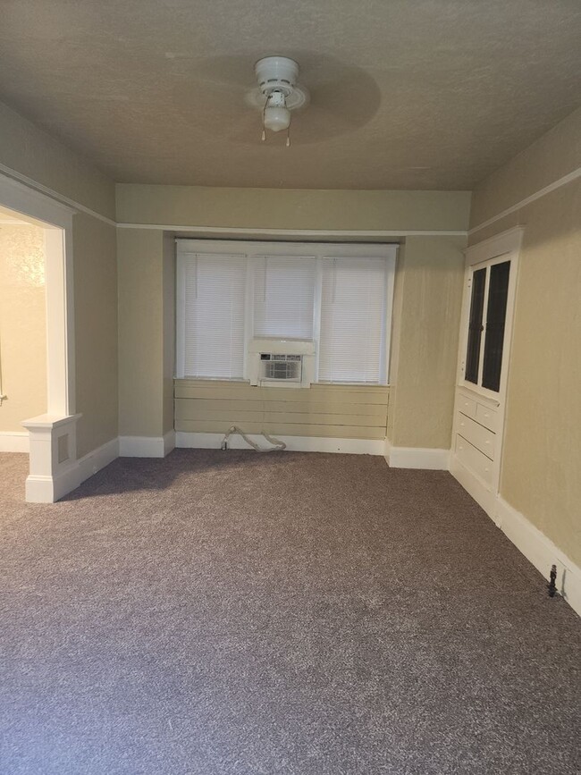 Building Photo - Move in Special -Downtown home, 3 bedroom,...