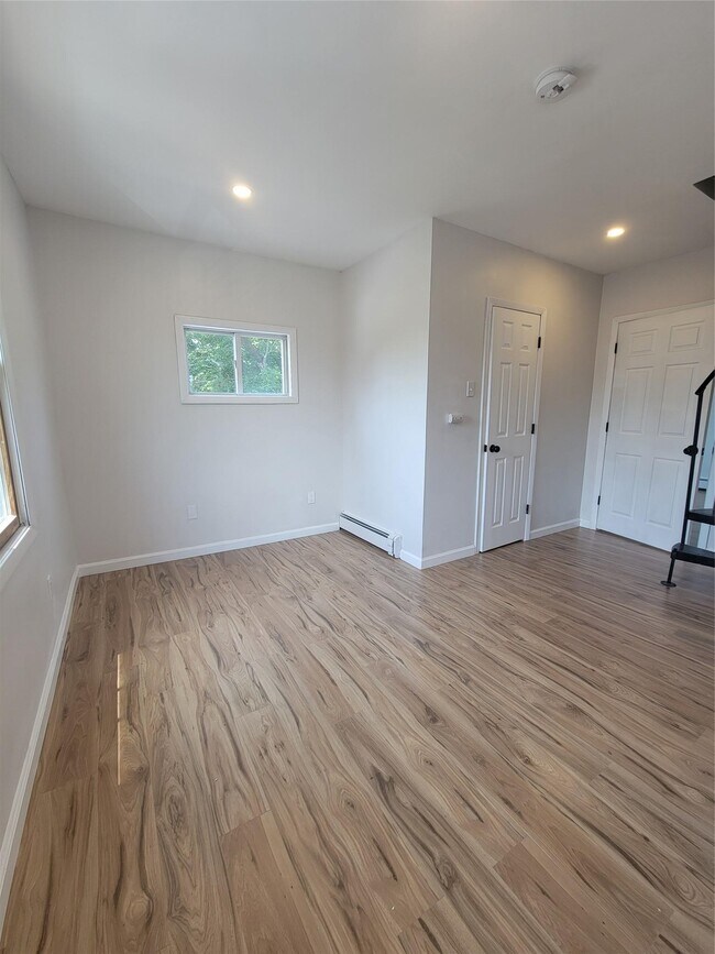 Building Photo - 217 5 Ave