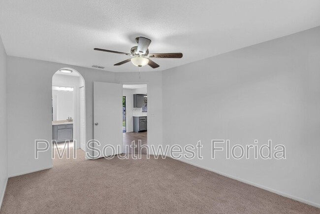 Building Photo - 1027 Deer Hollow Way