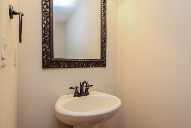 Building Photo - 3167 Pinetree Loop N