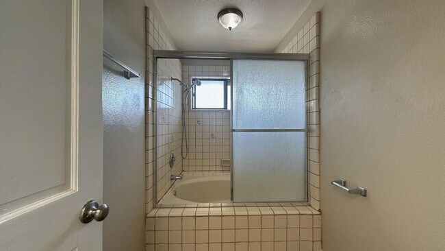 Building Photo - Custom Built 5 Bedroom 3 Bathroom Home in ...