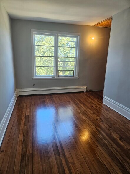 Building Photo - 6040 N Avondale Ave