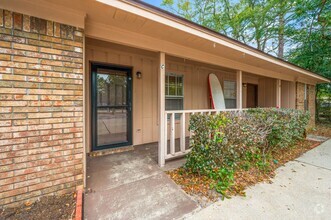 Building Photo - Quaint duplex!