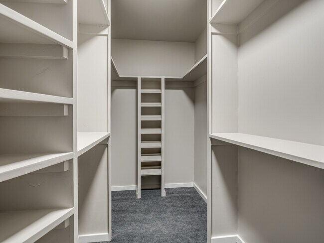 Building Photo - 12136 Thorn Ridge Rd