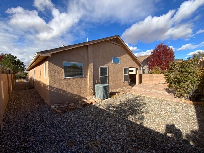 Building Photo - 4 Bedroom Single Story Home Available Near...