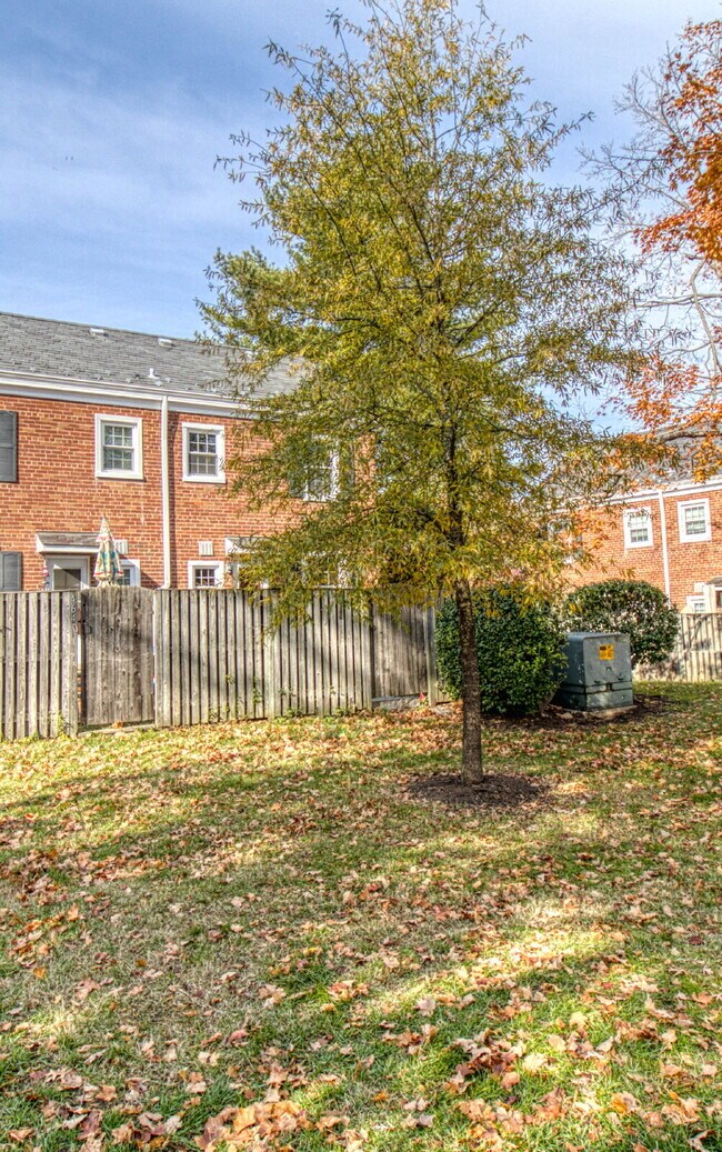 Building Photo - Discover Exceptional Townhouse Living!