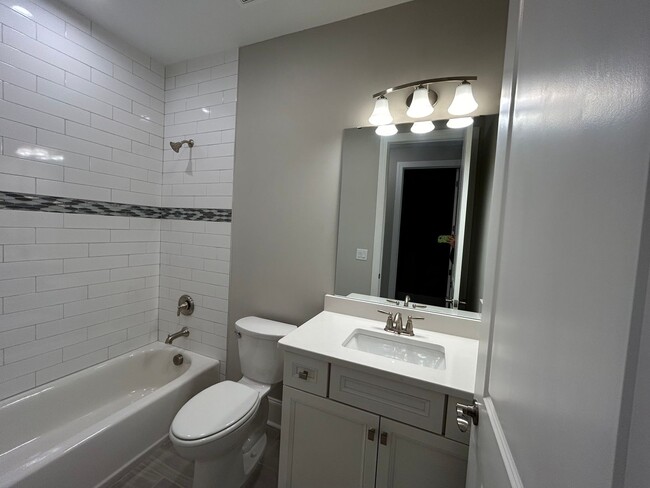 Building Photo - 411 Silverbell Ct