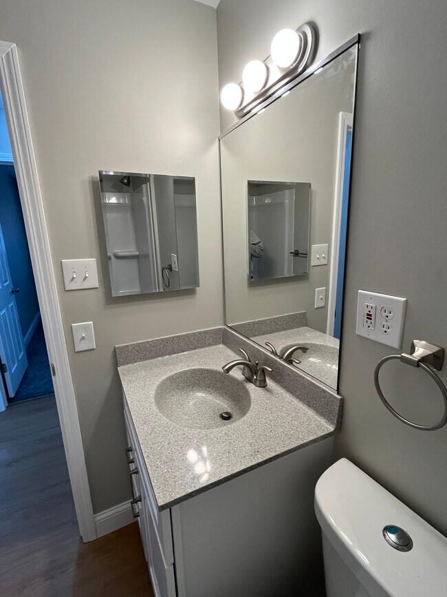 Building Photo - 858 Heatherstone Dr