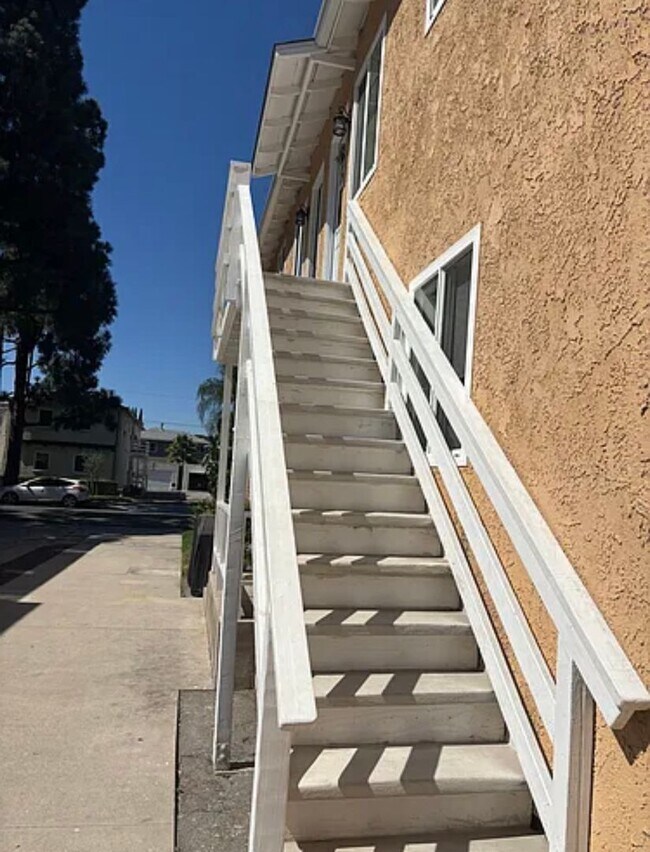 Building Photo - 4126 W Toluca Lake Ave