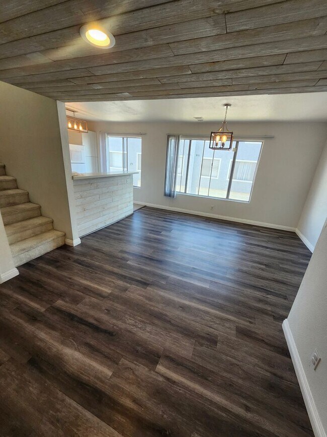 Building Photo - 1441 W Village Ln