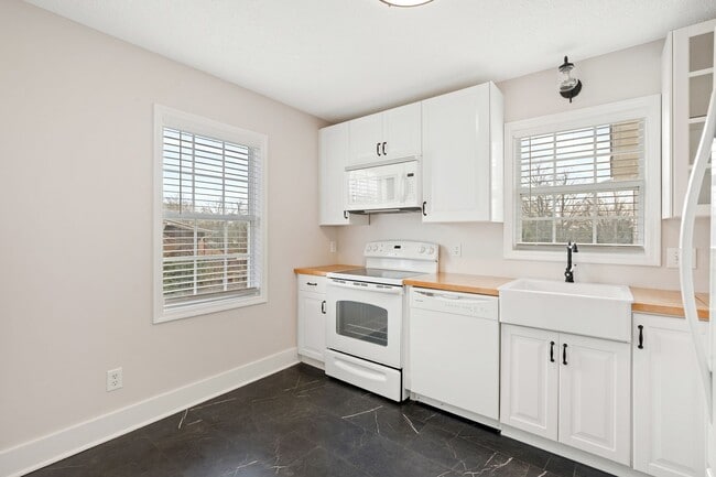 Building Photo - Beautiful 3 BR, 3BA Home-District 1 Schools, Walking Distance to Downtown Inman