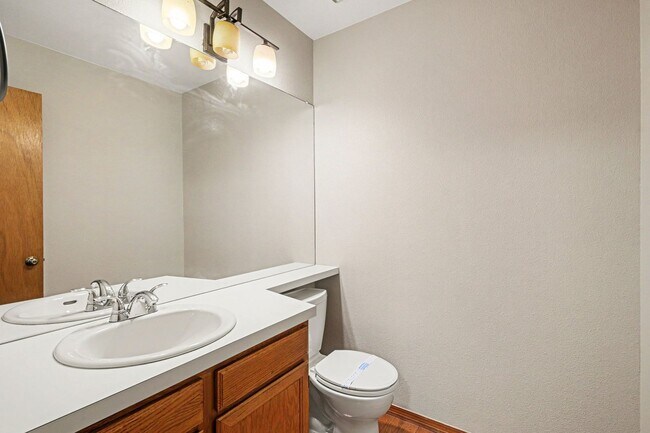 Building Photo - Beautiful Littleton Townhome | 2 Bed + 3 Bath | Nearly 2,000 Sq Ft | Prime Location