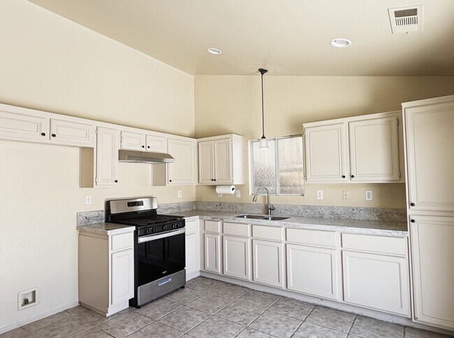 Building Photo - 66820 Yucca Dr