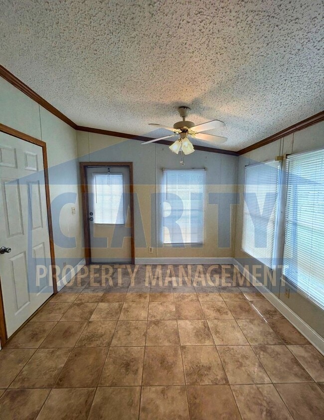 Building Photo - Three bedroom, single level home in Old Fo...
