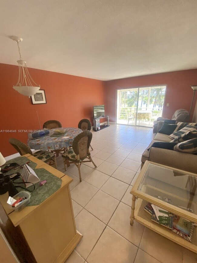 Building Photo - 200 NE 14th Ave