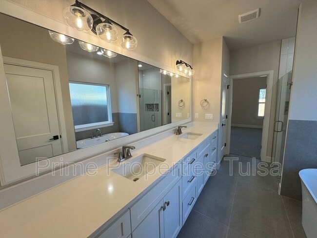 Building Photo - 1022 E Delmar Pl