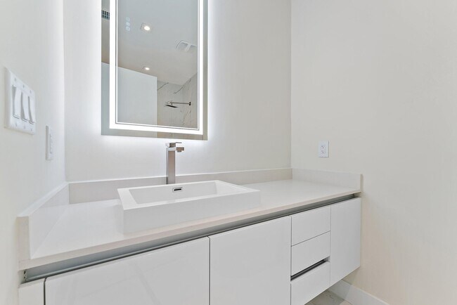 Building Photo - 3100 N Ocean Dr