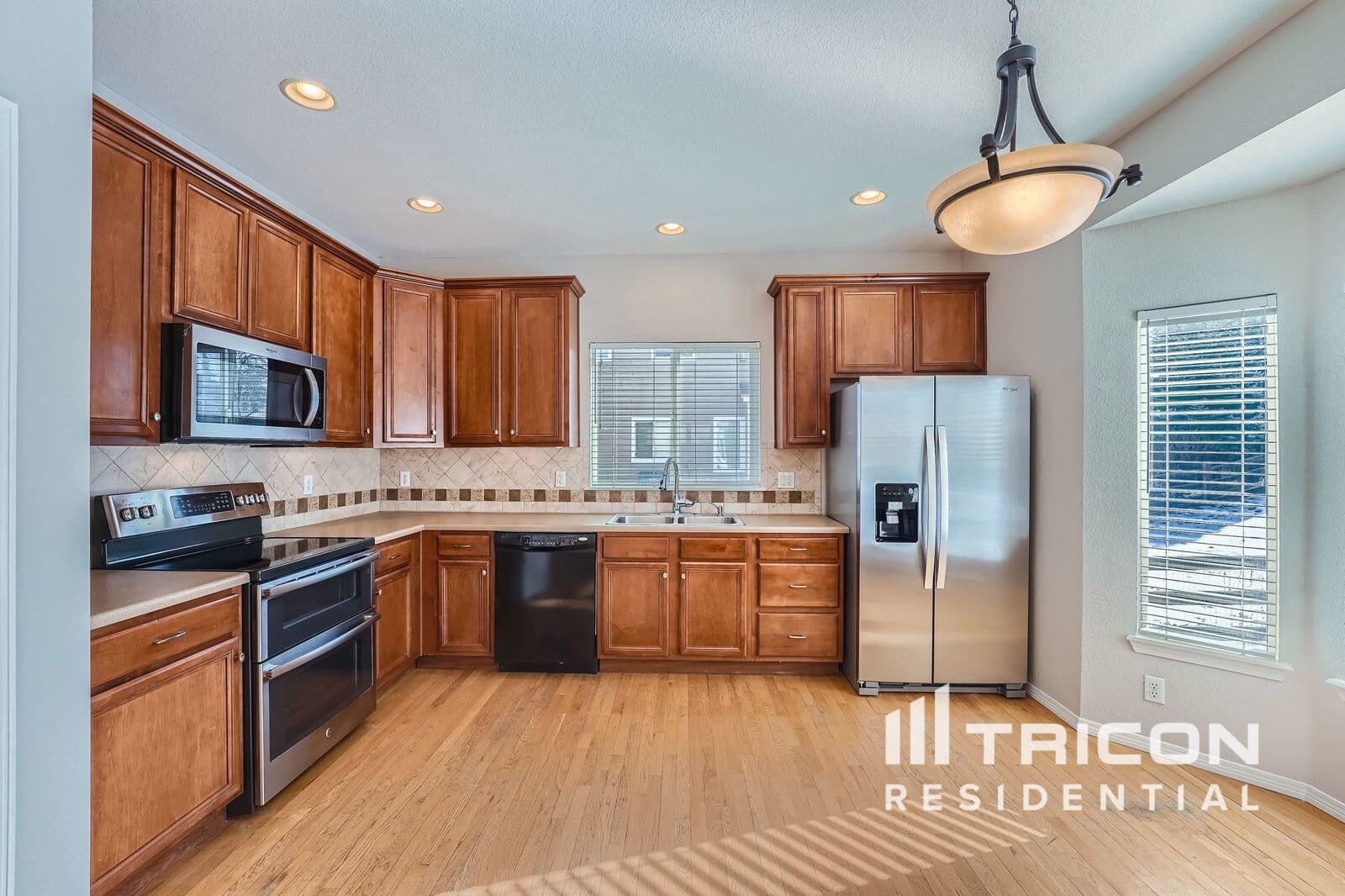 Building Photo - 1220 Sunset Way