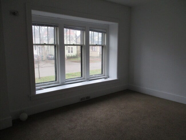 Building Photo - 4 Bedroom, 2 Bath house.