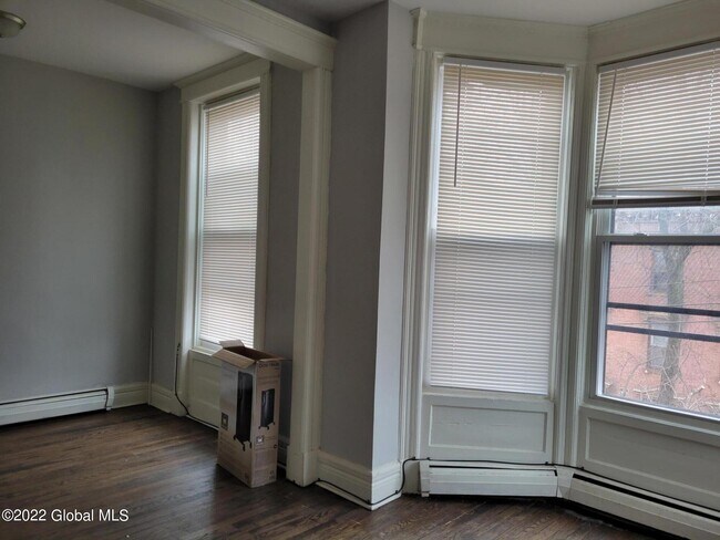 Building Photo - 72 Grand St