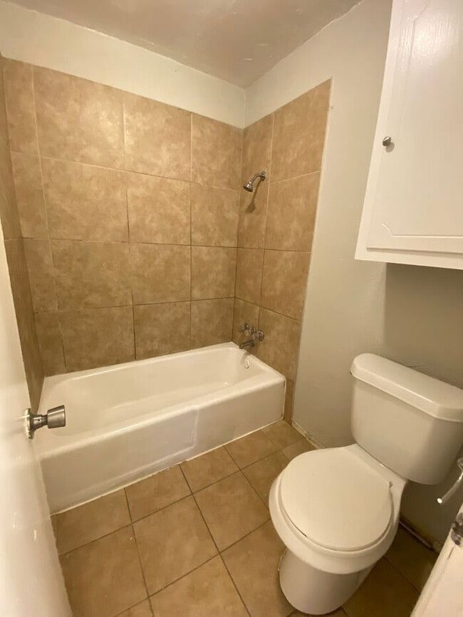 Building Photo - Spacious 1 Bed 1 Bath