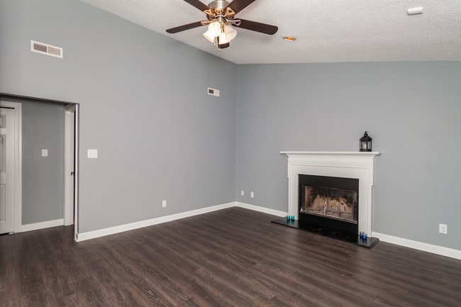 Building Photo - 2113 Tanglewood Rd