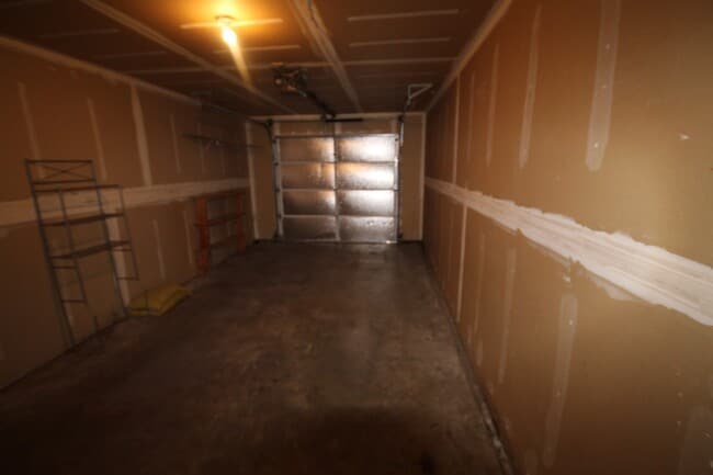 Building Photo - Close to COCC!  Townhouse, 2.5 Bath, W/D Hookups, Gas Fireplace, Water/Sewer Paid, Garage