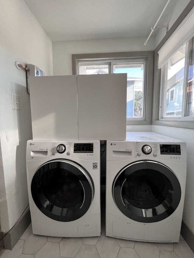 Building Photo - "Charming 2-Bed, 2-Bath Gem in the Heart of St. Petersburg – 1100 Sq. Ft. of Comfort!"