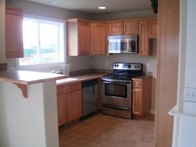 Building Photo - ~Elegant 3 bedroom with Bonus Family Room ...
