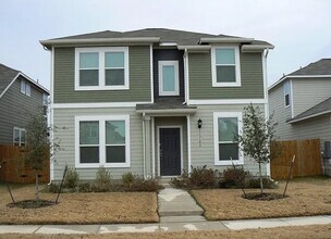 Building Photo - Modern 3 Bed and 2.5 Bath Home Near Downto...