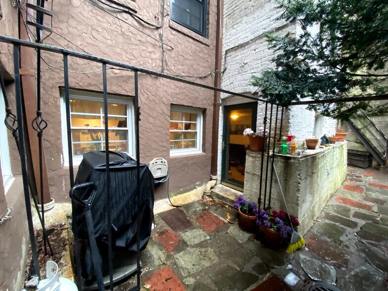 Building Photo - 78 Phillips St