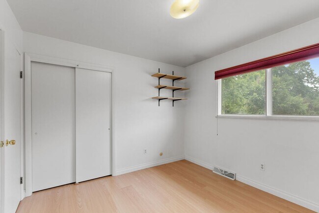 Building Photo - 5 Bedroom home with finished basement