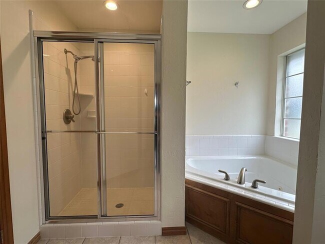 Building Photo - 15713 Traditions Blvd